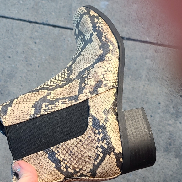 White  snake skin ankle boots - Picture 2 of 3